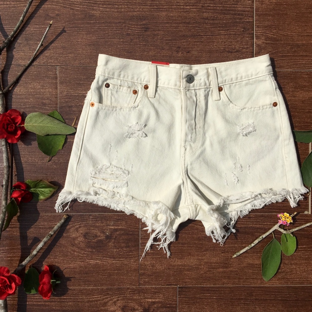 LEVI’S high-waisted white denim shorts!